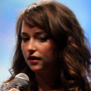 Milana Vayntrub Biography